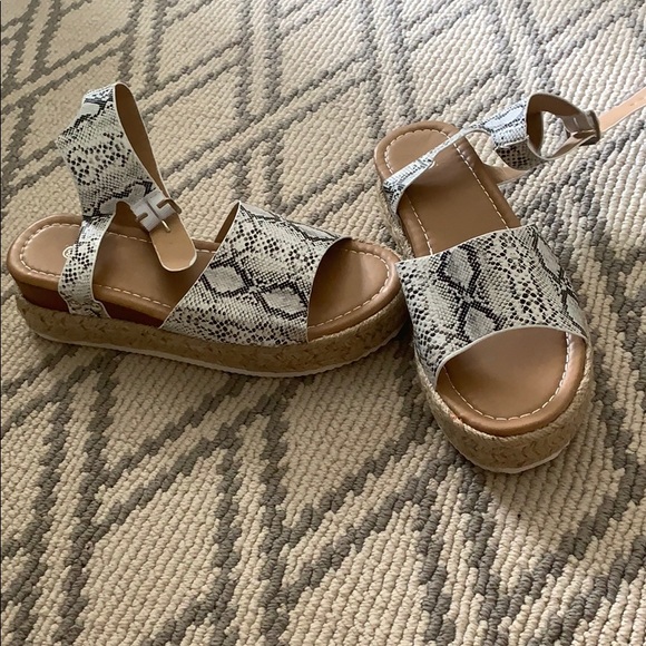 White Snake Print platform sandals - Picture 3 of 3